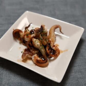 ハリイカのガーリックバター醤油炒め