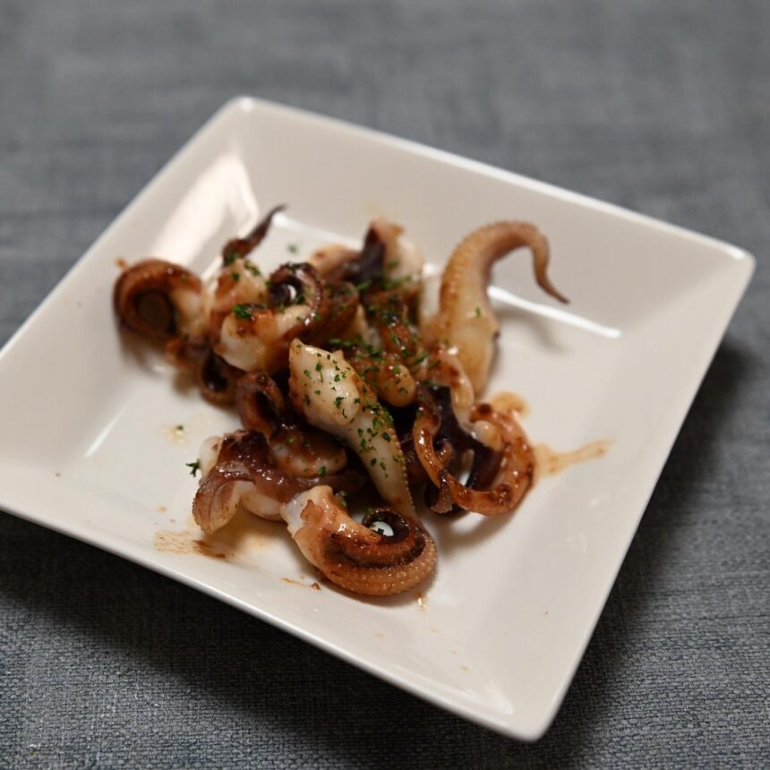 ハリイカのガーリックバター醤油炒め