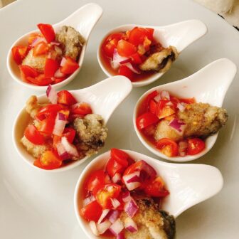 牡蠣のサルサソース添え